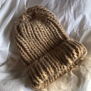 Jackson Rowe Aspen Touque like new.